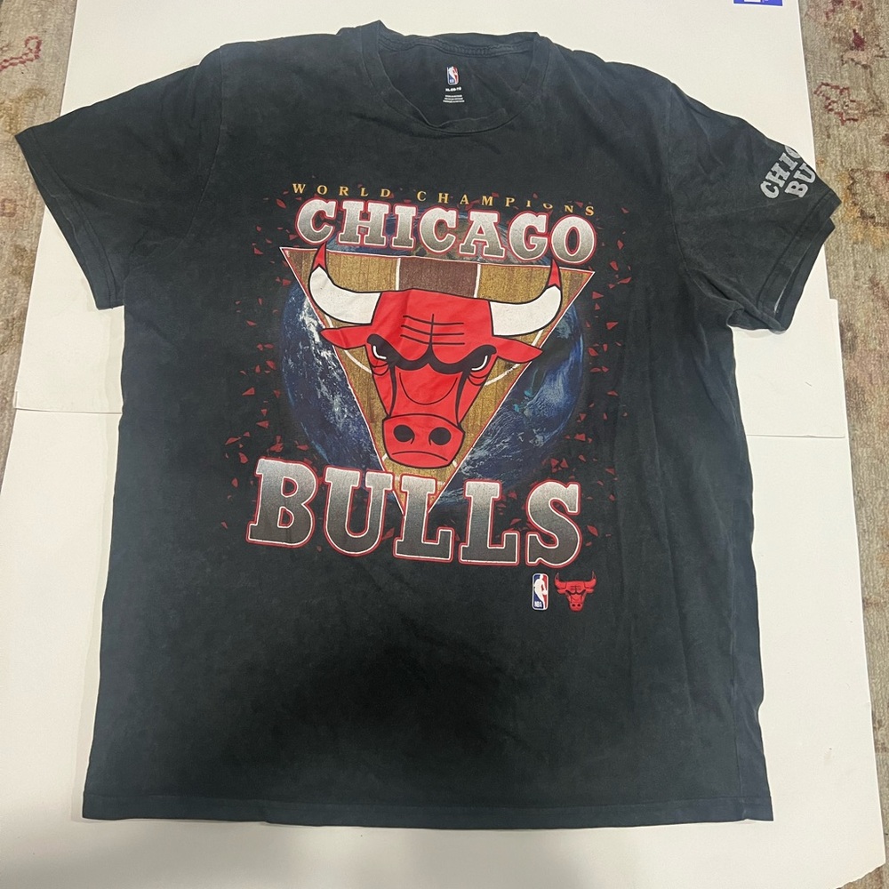 Men’s Chicago Bulls Logo Gray NBA Graphic Tee “World Champions” Size: XL